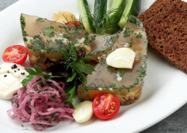 Домашний студень из телячьих щек и свиной рульки