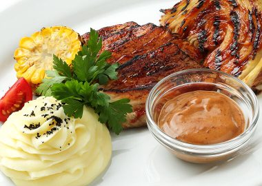 Томленый свиной бок Томленый свиной бок