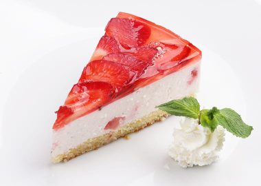 Клубничный тарт с нежным муссом из йогурта