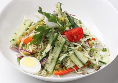 Салат из свежих овощей с капустой