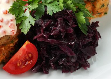 Капуста тушеная красная