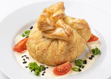 Кулебяка с окунем и лососем