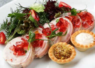 Домашний галантин из фермерского цыпленка и индейки в беконе