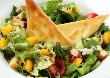 Салат с жареным сыром моцарелла