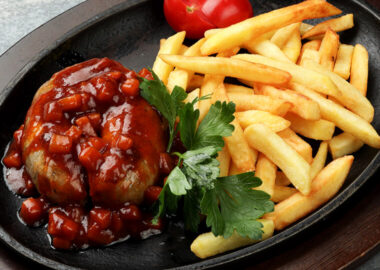 Купаты Карривурст с картофелем фри