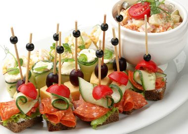 Салат Оливье с закусками