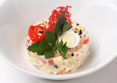 Салат со снежным крабом и овощами