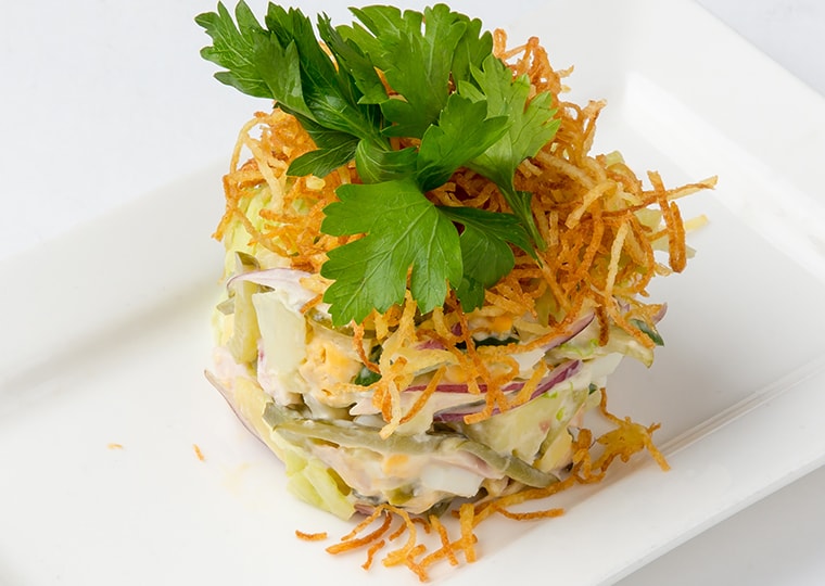 Русская кухня салаты. Салат русский лес с грибами. Как украсить салат на золотую осень. Салат с опятами и сельдереем. Салат берёзовая роща с черносливом и грибами.